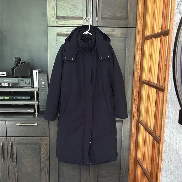 Uniqlo Navy Long Puffer Coat with Plush Detachable Hood - Picture 2 of 12